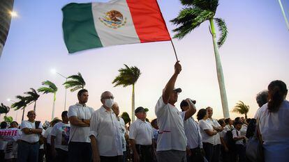 Policías y ciudadanos de Campeche marchan para pedir el cese de la secretaria de seguridad, Marcela Muñoz, el 13 de abril.