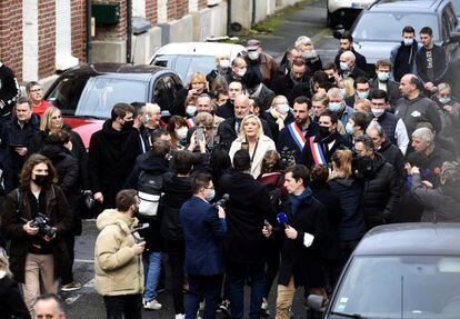 Marine Le Pen durante una visita de campaña este miércoles a Bruay-la-Buissière, en el norte de Francia.