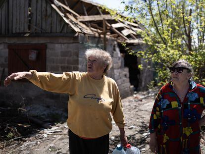 Tatiana Masluk (izquierda) y Liutmila Skripnik (derecha), junto al ambulatorio de Stepnohirs‘k, destrozado por un misil ruso, en la región de Zaporiyia.