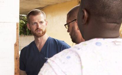 El doctor Kent Brantly trabajaba en una clínica de Foya, Liberia, tratando a pacientes con ébola.