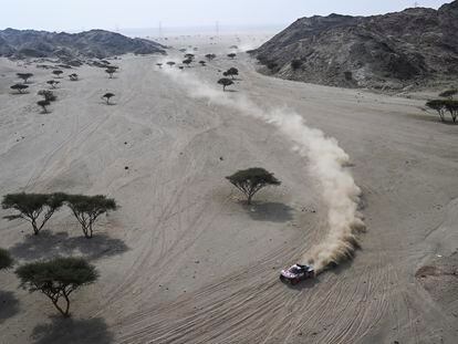 Carlos Sainz durante la etapa del Dakar este domingo.