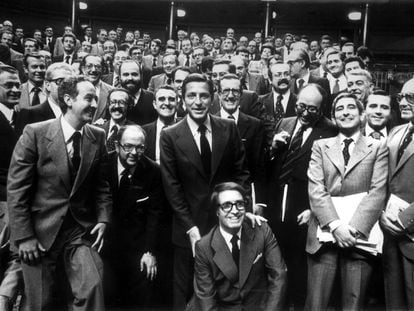 El expresidente Adolfo Su&aacute;rez con los diputados de la UCD tras la aprobaci&oacute;n de la Constituci&oacute;n en el Congreso, en 1978.