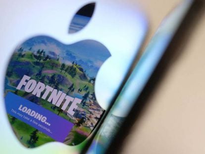 Pantalla de inicio del videojuego 'Fortnite', reflejada en un logo de Apple.