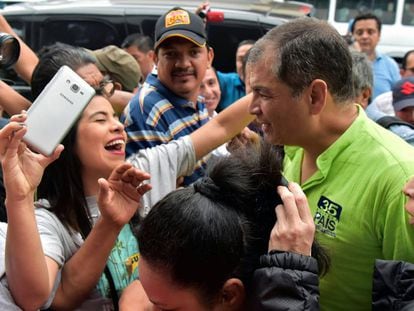 Correa saluda a un grupo de seguidores a su llegada a Guayaquil.