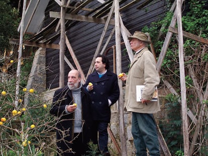 Imagen tomada en Las Cruces, la casa Nicanor Parra en 2007. De izquierda a derecha, el poeta Raúl Zurita, un joven Rafael Gumucio y Parra.