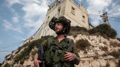 El reservista israelí Tomer, de origen argentino, este martes en el puesto de control de la frontera con Líbano en Rosh Hanikra.