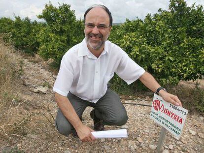 L'alcalde Alfons Montserrat, en uns terrenys on està previst construir.