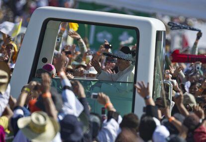 El papa Benedicto XVI, tocado con un sombrero mexicano, avanza hacia el parque del Bicentenario en Silao, Guanajuato.