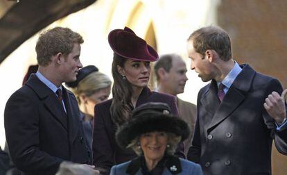 El príncipe Guillermo y Catalina, duques de Cambridge, acompañados del príncipe Harry y la esposa del príncipe Carlos (no visible en la imagen), Camila (abajo).