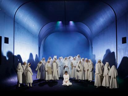 La soprano albanesa Ermonela Jaho, interpretando a Suor Angelica, en un momento de un ensayo de Il Trittico, que se estrena este domingo en el Liceu.