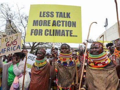 Manifestación de activistas y ciudadanos pidiendo políticas urgentes contra el cambio climático, en Nairobi, este lunes.