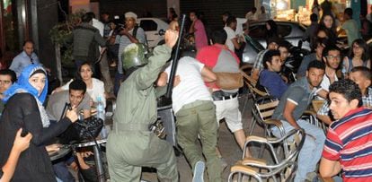 Un policía carga contra participantes en las protestas del 2 de agosto en Marruecos contra el indulto del pederasta español.
