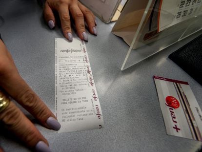 Tarjeta Renfe con el abono gratuito, en la estación de Madrid-Chamartín.