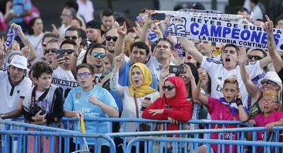 Una multitud espera la llegada de los jugadores del Real Madrid a la plaza de la Cibeles, en Madrid.