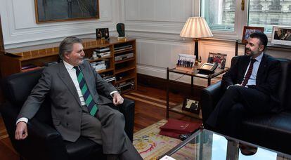 Méndez Vigo i Santi Vila, durant l'entrevista a la seu del ministeri.
