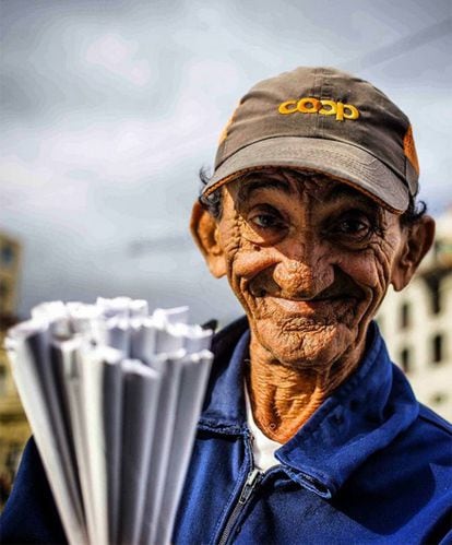 Una sonrisa de Cuba a todos de un vendedor de maní en La Habana.