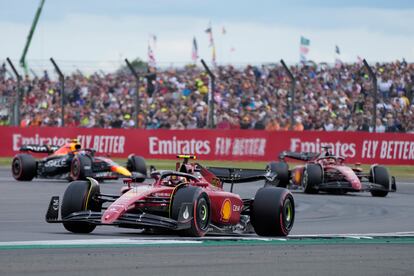 El piloto español de Ferrari Carlos Sainz conduce su coche durante el Gran Premio de Gran Bretaña de Fórmula Uno en el circuito de Silverstone, Inglaterra.