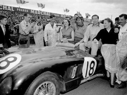Tony Rolt (el tercero por la derecha) abraza, subido a su Jaguar, a su esposa tras ganar Las 24 horas de Le Mans en 1953.