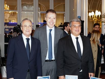 Florentino Pérez, presidente del Real Madrid; Bernd Reichart, director general de A22, promotora de la Superliga; y Joan Laporta, presidente del FC Barcelona.