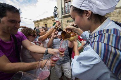 Tras la pisada de la uva los asistentes a la 21 edici&oacute;n de la tradicional Fiesta de la Vendimia de la Rioja Alavesa prueban el primer mosto. 