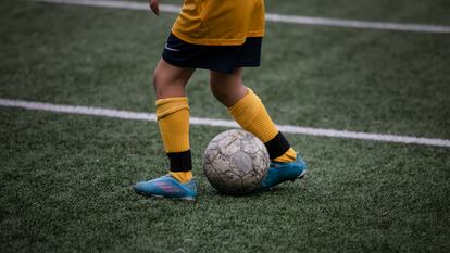 Un niño entrena con un equipo de Barcelona, en una imagen de archivo.