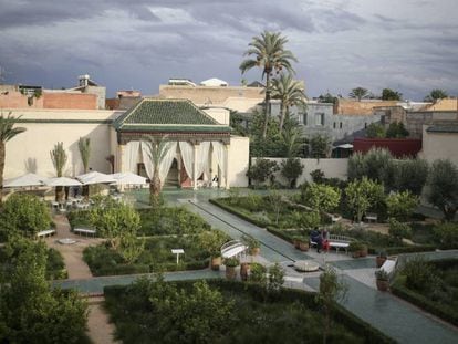 Turistas visitan el Jard&iacute;n Secreto de Marrakech en los d&iacute;as previos a la COP22.