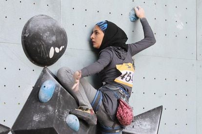 Elnaz Rekabi, con velo, durante una competición. (IFSC)