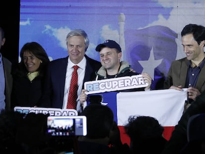 El líder del ultraderechista Partido Republicano, José Antonio Kast, posa junto a consejeros electos en los comicios constituyentes, el 7 de mayo en Santiago de Chile.