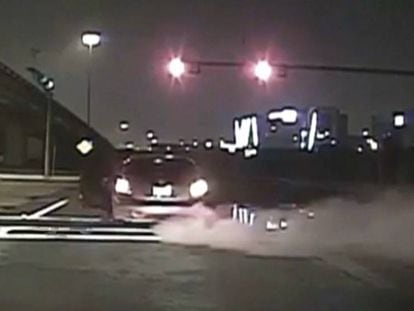 El vídeo ha sido grabado con la cámara interna del coche policial.