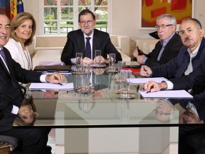 De izquierda a derecha: Juan Rosell (CEOE); F&aacute;tima B&aacute;&ntilde;ez, ministra de Empleo, F&aacute;tima B&aacute;&ntilde;ez; Mariano Rajoy, presidente del Gobierno; Ignacio Fern&aacute;ndez Toxo (CC OO); Pepe &Aacute;lvarez (UGT) y Antonio Garamendi (Cepyme).