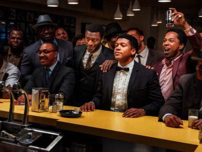 En una imagen de 'Una noche en Miami', Malcolm X retrata a Muhammad Ali (con pajarita), Sam Cooke (con chaqueta de color burdeos), y Jim Brown (con corbata marrón). En la foto real nunca estuvieron ni Cooke ni Brown.