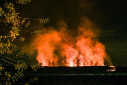 Los líderes afro denuncian que los nasa "van cortando lo que se les viene a la cabeza" y que construyen sus ranchos quemando los campos para el cultivo de caña. En la imagen, un cultivo de caña arde en llamas durante un incendio controlado ocasionado por indígenas nasa, cerca de Corinto, el 30 de agosto de 2022. 