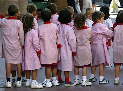 Varias niñas hacen cola en su primer día de clase en Educación Infantil.