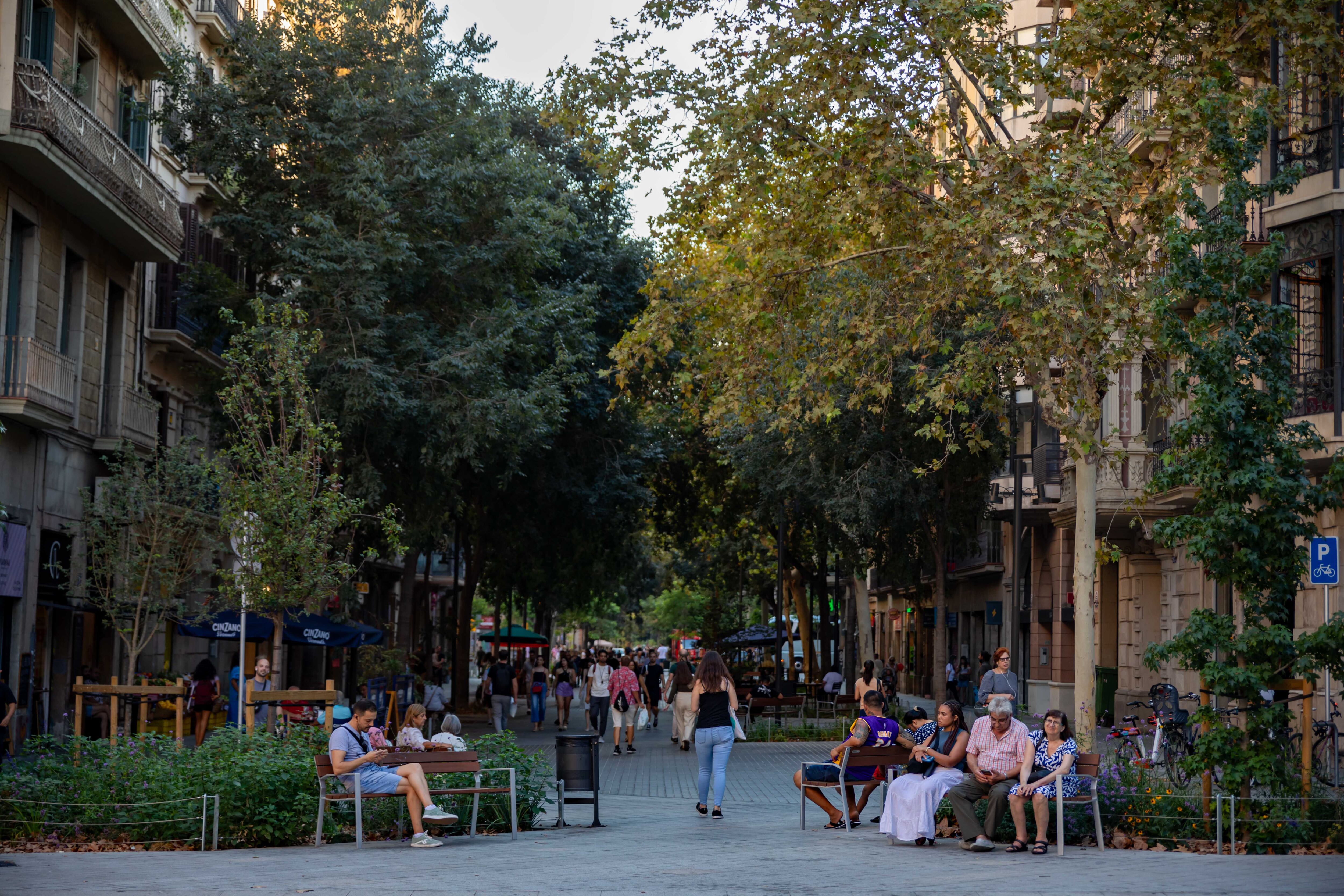 La calle Consell de Cent, peatonalizada por el gobierno de la exalcaldesa Ada Colau, el jueves por la tarde.