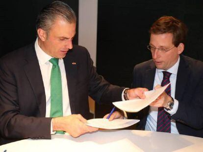 Ortega Smith (izq) y el alcalde de Madrid, José Luis Martínez-Almeida, firmando el acuerdo que hizo al segundo regidor en una foto del equipo de Vox.