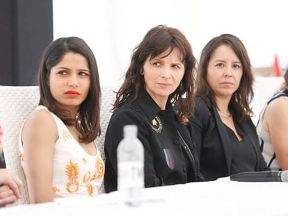 Juliette Binoche, en el centro durante una rueda de prensa en Cannes.