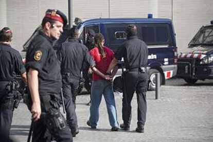 Los Mossos d'Esquadra con uno de los indignados detenidos en los juzgados.