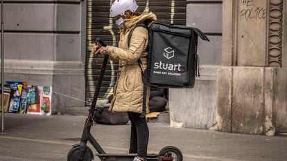 Una repartidora de la compañía Stuart, trabaja en Barcelona.