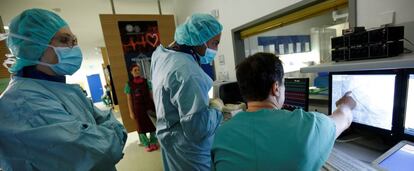 Un grupo de médicos cardiólogos.