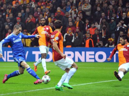 Fernando Torres marca el gol del Chelsea.