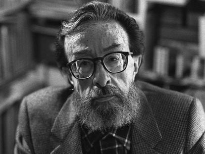 El escritor Juan Eduardo Zúñiga en 1995.