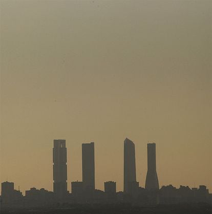 Contaminación en la capital, en una imagen captada desde Paracuellos del Jarama.