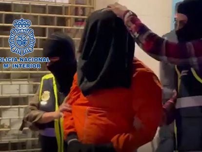 La Policía traslada a un presunto yihadista detenido el 31 de octubre en Terrasa (Barcelona), en una imagen obtenida del vídeo difundido por Interior.