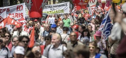 Cientos de manifestantes, en la protesta contra la nueva reforma laboral celebrada hoy en Par&iacute;s.