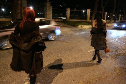 Prostitutas en el paseo de Camoens, junto al parque del Oeste.