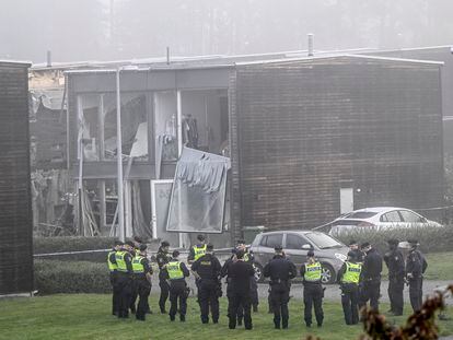 Agentes de policía frente a un edificio dañado tras una fuerte explosión en el área residencial de Storvreta, a las afueras de Uppsala (Suecia), el 28 de septiembre.