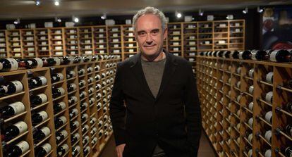 Adrià posa con las botellas de la subasta.