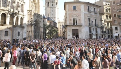 Cientos de personas han acudido este 3 de junio a la concentraci&oacute;n 104 de las v&iacute;ctimas del accidente de metro de Valencia. 