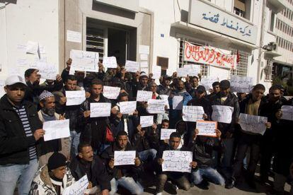 Tunecinos desempleados en las afueras de la compa&ntilde;&iacute;a de fosfatos Gafsa (CPG), en Metlaoui, T&uacute;nez.