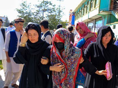 Familiares de una de las víctimas del atentado, en un barrio chií hazara, en Kabul (Afganistán), este viernes.